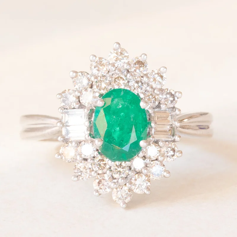 Anello ballerina in oro bianco 18K con smeraldo (0.70ct ca.) e diamanti di taglio brillante e di taglio baguette (0.82ctw ca.), anni ‘60/‘70